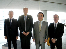 写真向かって左から中西宏幸氏（日本化学会会長）、下村脩氏、長野哲雄氏（日本薬学会会頭）、磯貝彰氏（日本農芸化学会会長（当時））